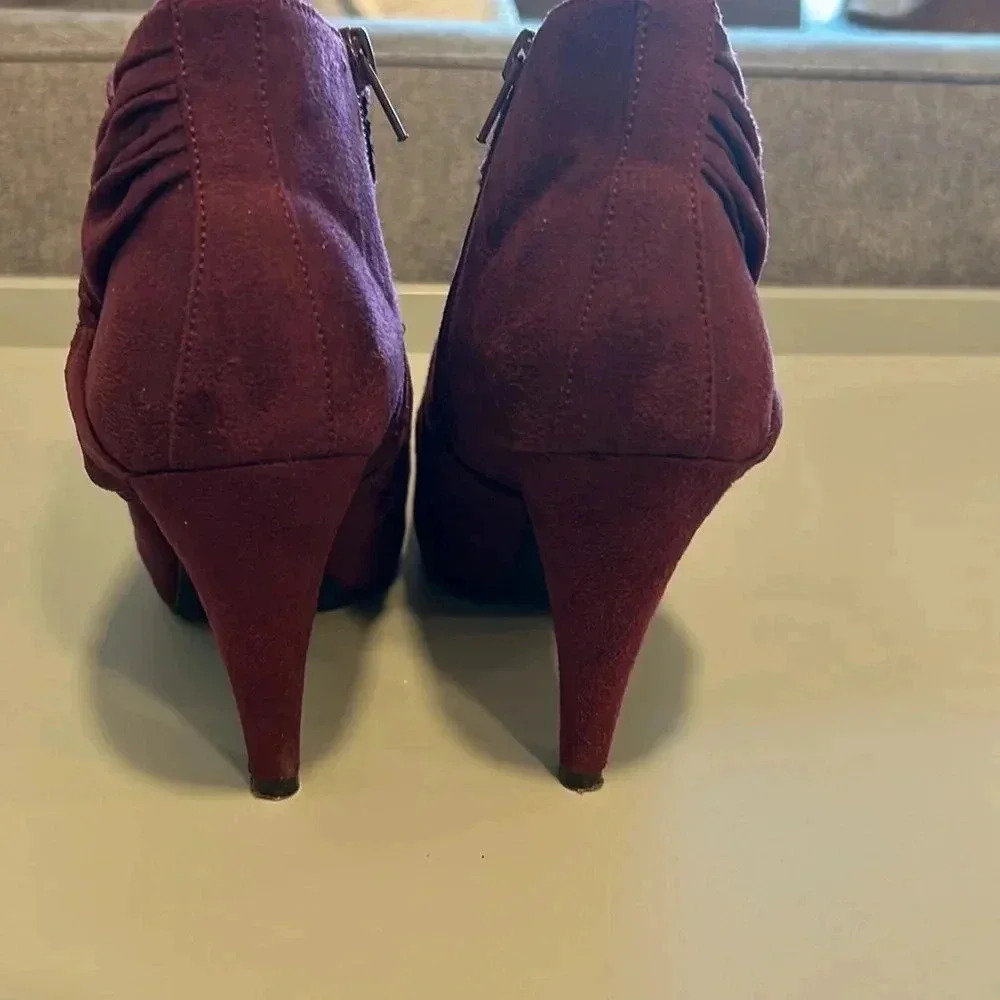 FIONI ANKLE BOOTS UPSCALE SUEDE SMOOTH SEXY BURGUNDY SLEEK SIZE 7.5 HARDLY WORN - Picture 3 of 6